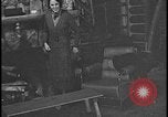 Image Harry Bennett reçoit ses hôtes dans sa cabane en bois Tawas Michigan USA, 1934, de la seconde 51 séquences d'archives historiques vidéo 65675078271