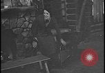 Image Harry Bennett reçoit ses hôtes dans sa cabane en bois Tawas Michigan USA, 1934, de la seconde 53 séquences d'archives historiques vidéo 65675078271