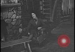 Image Harry Bennett reçoit ses hôtes dans sa cabane en bois Tawas Michigan USA, 1934, de la seconde 54 séquences d'archives historiques vidéo 65675078271