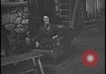 Image Harry Bennett reçoit ses hôtes dans sa cabane en bois Tawas Michigan USA, 1934, de la seconde 55 séquences d'archives historiques vidéo 65675078271