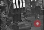 Image Harry Bennett reçoit ses hôtes dans sa cabane en bois Tawas Michigan USA, 1934, de la seconde 60 séquences d'archives historiques vidéo 65675078271