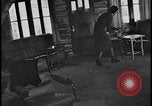 Image Harry Bennett reçoit ses hôtes dans sa cabane en bois Tawas Michigan USA, 1934, de la seconde 62 séquences d'archives historiques vidéo 65675078271