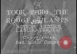 Immagine di Visitatori bordo di autobus per iniziare il tour di Ford Motor Company Rouge Piante Dearborn Michigan USA, 1928, secondo 20 filmato di repertorio 65675078274