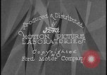 Immagine di Visitatori bordo di autobus per iniziare il tour di Ford Motor Company Rouge Piante Dearborn Michigan USA, 1928, secondo 26 filmato di repertorio 65675078274
