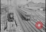 Immagine di Visitatori bordo di autobus per iniziare il tour di Ford Motor Company Rouge Piante Dearborn Michigan USA, 1928, secondo 58 filmato di repertorio 65675078274