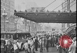 Immagine di Visitatori bordo di autobus per iniziare il tour di Ford Motor Company Rouge Piante Dearborn Michigan USA, 1928, secondo 61 filmato di repertorio 65675078274