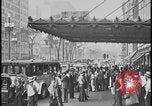 Immagine di Visitatori bordo di autobus per iniziare il tour di Ford Motor Company Rouge Piante Dearborn Michigan USA, 1928, secondo 62 filmato di repertorio 65675078274