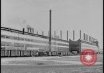 Immagine di Viste della Ford Rouge piante da all'interno di un bus turistico Dearborn Michigan USA, 1928, secondo 3 filmato di repertorio 65675078276