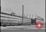 Immagine di Viste della Ford Rouge piante da all'interno di un bus turistico Dearborn Michigan USA, 1928, secondo 4 filmato di repertorio 65675078276