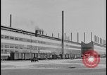 Immagine di Viste della Ford Rouge piante da all'interno di un bus turistico Dearborn Michigan USA, 1928, secondo 5 filmato di repertorio 65675078276