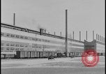 Immagine di Viste della Ford Rouge piante da all'interno di un bus turistico Dearborn Michigan USA, 1928, secondo 6 filmato di repertorio 65675078276
