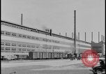 Immagine di Viste della Ford Rouge piante da all'interno di un bus turistico Dearborn Michigan USA, 1928, secondo 8 filmato di repertorio 65675078276