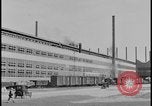 Immagine di Viste della Ford Rouge piante da all'interno di un bus turistico Dearborn Michigan USA, 1928, secondo 9 filmato di repertorio 65675078276