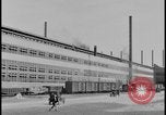 Immagine di Viste della Ford Rouge piante da all'interno di un bus turistico Dearborn Michigan USA, 1928, secondo 10 filmato di repertorio 65675078276