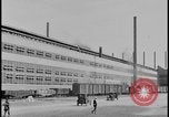 Immagine di Viste della Ford Rouge piante da all'interno di un bus turistico Dearborn Michigan USA, 1928, secondo 11 filmato di repertorio 65675078276