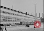 Immagine di Viste della Ford Rouge piante da all'interno di un bus turistico Dearborn Michigan USA, 1928, secondo 12 filmato di repertorio 65675078276