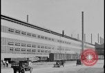 Immagine di Viste della Ford Rouge piante da all'interno di un bus turistico Dearborn Michigan USA, 1928, secondo 13 filmato di repertorio 65675078276