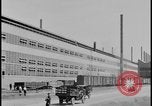 Immagine di Viste della Ford Rouge piante da all'interno di un bus turistico Dearborn Michigan USA, 1928, secondo 14 filmato di repertorio 65675078276