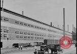 Immagine di Viste della Ford Rouge piante da all'interno di un bus turistico Dearborn Michigan USA, 1928, secondo 15 filmato di repertorio 65675078276