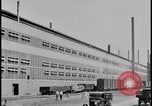 Immagine di Viste della Ford Rouge piante da all'interno di un bus turistico Dearborn Michigan USA, 1928, secondo 16 filmato di repertorio 65675078276