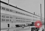 Immagine di Viste della Ford Rouge piante da all'interno di un bus turistico Dearborn Michigan USA, 1928, secondo 17 filmato di repertorio 65675078276