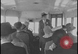 Immagine di Viste della Ford Rouge piante da all'interno di un bus turistico Dearborn Michigan USA, 1928, secondo 19 filmato di repertorio 65675078276