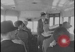 Immagine di Viste della Ford Rouge piante da all'interno di un bus turistico Dearborn Michigan USA, 1928, secondo 20 filmato di repertorio 65675078276