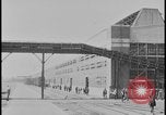 Immagine di Viste della Ford Rouge piante da all'interno di un bus turistico Dearborn Michigan USA, 1928, secondo 22 filmato di repertorio 65675078276