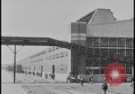 Immagine di Viste della Ford Rouge piante da all'interno di un bus turistico Dearborn Michigan USA, 1928, secondo 23 filmato di repertorio 65675078276
