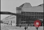Immagine di Viste della Ford Rouge piante da all'interno di un bus turistico Dearborn Michigan USA, 1928, secondo 24 filmato di repertorio 65675078276