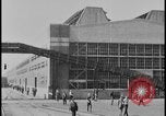 Immagine di Viste della Ford Rouge piante da all'interno di un bus turistico Dearborn Michigan USA, 1928, secondo 25 filmato di repertorio 65675078276