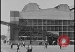Immagine di Viste della Ford Rouge piante da all'interno di un bus turistico Dearborn Michigan USA, 1928, secondo 28 filmato di repertorio 65675078276
