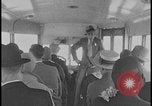 Immagine di Viste della Ford Rouge piante da all'interno di un bus turistico Dearborn Michigan USA, 1928, secondo 33 filmato di repertorio 65675078276