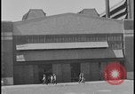 Immagine di Viste della Ford Rouge piante da all'interno di un bus turistico Dearborn Michigan USA, 1928, secondo 35 filmato di repertorio 65675078276