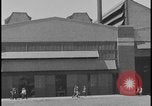 Immagine di Viste della Ford Rouge piante da all'interno di un bus turistico Dearborn Michigan USA, 1928, secondo 36 filmato di repertorio 65675078276