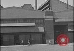 Immagine di Viste della Ford Rouge piante da all'interno di un bus turistico Dearborn Michigan USA, 1928, secondo 37 filmato di repertorio 65675078276