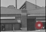 Immagine di Viste della Ford Rouge piante da all'interno di un bus turistico Dearborn Michigan USA, 1928, secondo 38 filmato di repertorio 65675078276