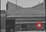 Immagine di Viste della Ford Rouge piante da all'interno di un bus turistico Dearborn Michigan USA, 1928, secondo 41 filmato di repertorio 65675078276