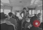Immagine di Viste della Ford Rouge piante da all'interno di un bus turistico Dearborn Michigan USA, 1928, secondo 44 filmato di repertorio 65675078276