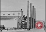 Immagine di Viste della Ford Rouge piante da all'interno di un bus turistico Dearborn Michigan USA, 1928, secondo 48 filmato di repertorio 65675078276