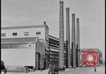 Immagine di Viste della Ford Rouge piante da all'interno di un bus turistico Dearborn Michigan USA, 1928, secondo 49 filmato di repertorio 65675078276