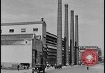 Immagine di Viste della Ford Rouge piante da all'interno di un bus turistico Dearborn Michigan USA, 1928, secondo 50 filmato di repertorio 65675078276