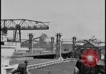 Immagine di Viste della Ford Rouge piante da all'interno di un bus turistico Dearborn Michigan USA, 1928, secondo 54 filmato di repertorio 65675078276
