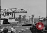 Immagine di Viste della Ford Rouge piante da all'interno di un bus turistico Dearborn Michigan USA, 1928, secondo 55 filmato di repertorio 65675078276