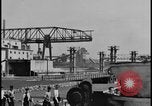 Immagine di Viste della Ford Rouge piante da all'interno di un bus turistico Dearborn Michigan USA, 1928, secondo 56 filmato di repertorio 65675078276