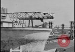 Immagine di Viste della Ford Rouge piante da all'interno di un bus turistico Dearborn Michigan USA, 1928, secondo 60 filmato di repertorio 65675078276