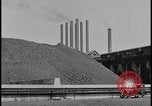Image Production de coke et de l'engrais à l'usine Ford de Rouge Dearborn Michigan USA, 1928, de la seconde 7 séquences d'archives historiques vidéo 65675078278