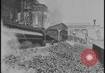 Image Production de coke et de l'engrais à l'usine Ford de Rouge Dearborn Michigan USA, 1928, de la seconde 30 séquences d'archives historiques vidéo 65675078278