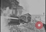 Image Production de coke et de l'engrais à l'usine Ford de Rouge Dearborn Michigan USA, 1928, de la seconde 39 séquences d'archives historiques vidéo 65675078278