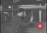 Image Le nettoyage et l'assemblage automobile Dearborn Michigan USA, 1928, de la seconde 28 séquences d'archives historiques vidéo 65675078294